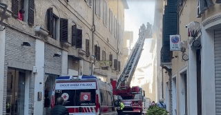 Pesaro - Fumo a Palazzo Perticari, bibliotecaria salvata dai vigili del fuoco
